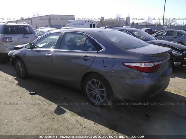 4T1BF1FK0FU026388 - 2015 TOYOTA CAMRY LE/XLE/SE/XSE GRAY photo 3