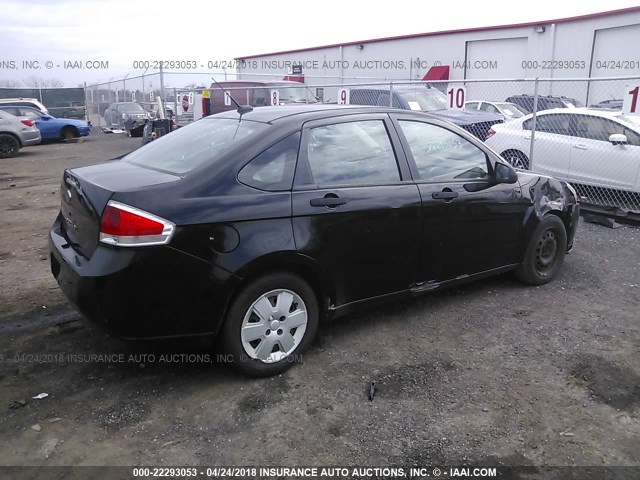 1FAHP34NX8W131277 - 2008 FORD FOCUS S/SE BLACK photo 4