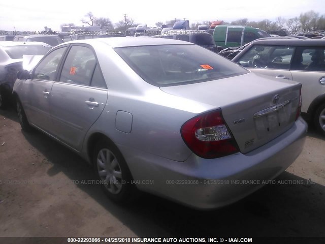 JTDBE32K630158776 - 2003 TOYOTA CAMRY LE/XLE Gümüş fotoğraf 3