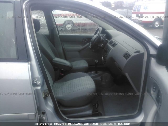 1FAFP36N05W132213 - 2005 FORD FOCUS ZXW SILVER photo 5