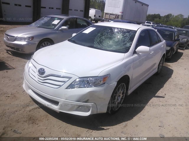 4T1BF3EK1BU581700 - 2011 TOYOTA CAMRY SE/LE/XLE 白色 照片 2
