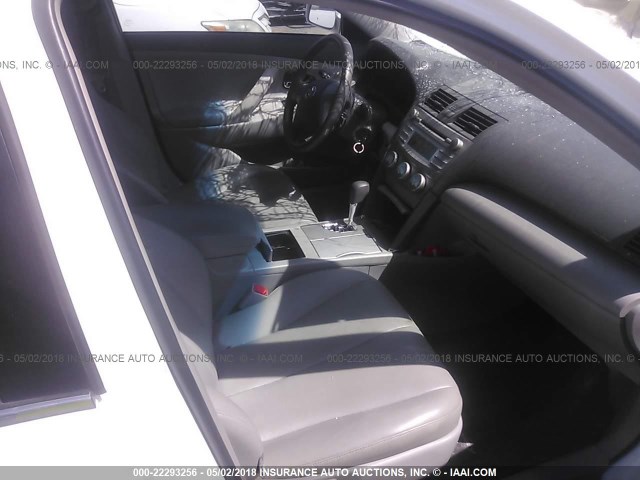 4T1BF3EK1BU581700 - 2011 TOYOTA CAMRY SE/LE/XLE 白色 照片 5