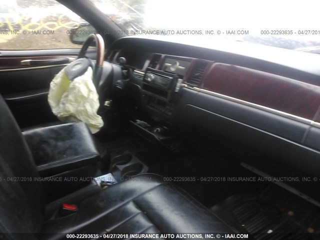 1LNHM84WX3Y600465 - 2003 LINCOLN TOWN CAR EXECUTIVE L BLACK photo 5