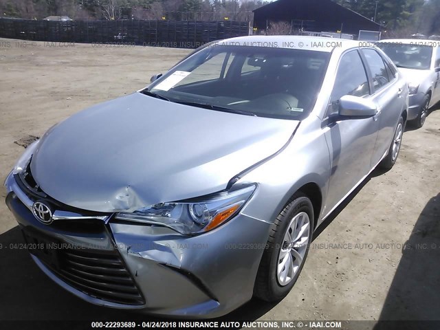 4T4BF1FK4GR528280 - 2016 TOYOTA CAMRY LE/XLE/SE/XSE SILVER photo 2