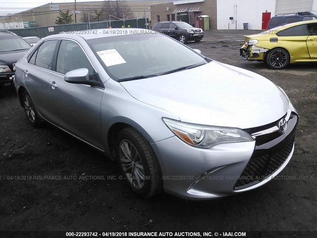 4T1BF1FKXHU667020 - 2017 TOYOTA CAMRY LE/XLE/SE/XSE SILVER photo 1
