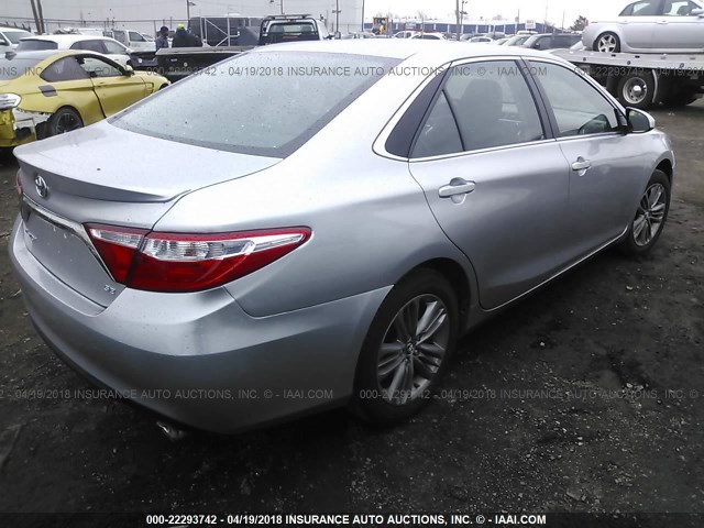4T1BF1FKXHU667020 - 2017 TOYOTA CAMRY LE/XLE/SE/XSE SILVER photo 4