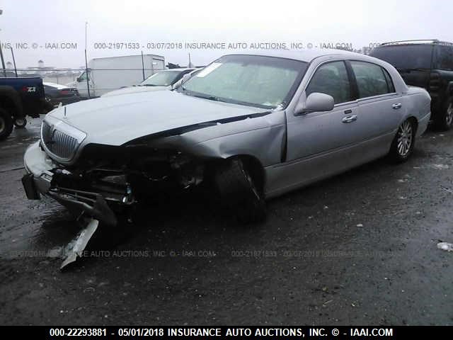 1LNHM81W04Y664777 - 2004 LINCOLN TOWN CAR EXECUTIVE/SIGNATURE Gümüş fotoğraf 2