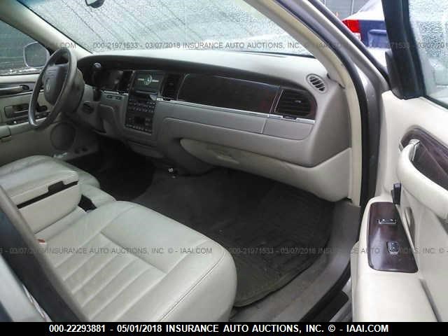 1LNHM81W04Y664777 - 2004 LINCOLN TOWN CAR EXECUTIVE/SIGNATURE Gümüş fotoğraf 5