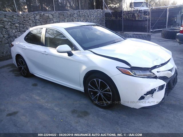 JTNB11HK2J3041565 - 2018 TOYOTA CAMRY L/LE/XLE/SE/XSE WHITE photo 1