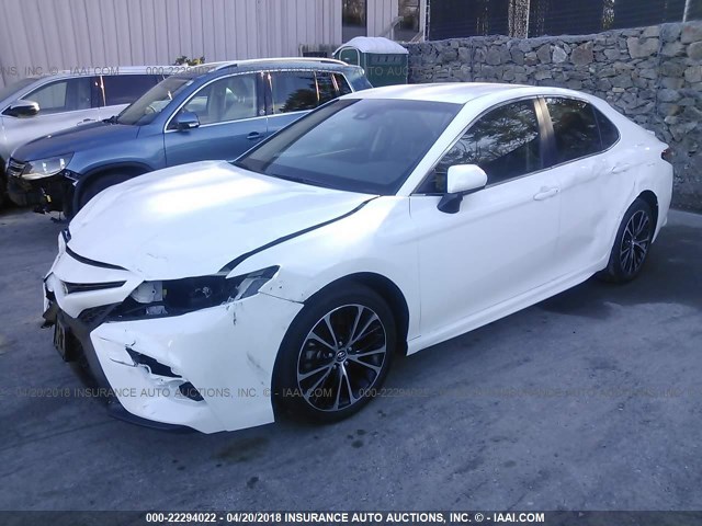 JTNB11HK2J3041565 - 2018 TOYOTA CAMRY L/LE/XLE/SE/XSE WHITE photo 2