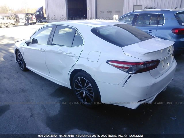 JTNB11HK2J3041565 - 2018 TOYOTA CAMRY L/LE/XLE/SE/XSE WHITE photo 3