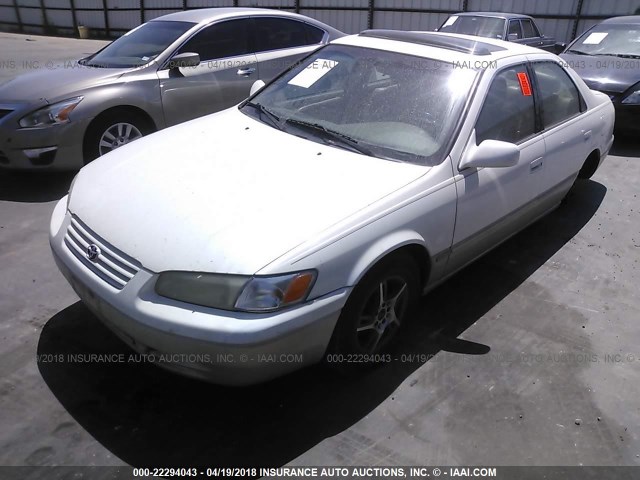 JT2BG28K2X0349797 - 1999 TOYOTA CAMRY LE/XLE WHITE photo 2