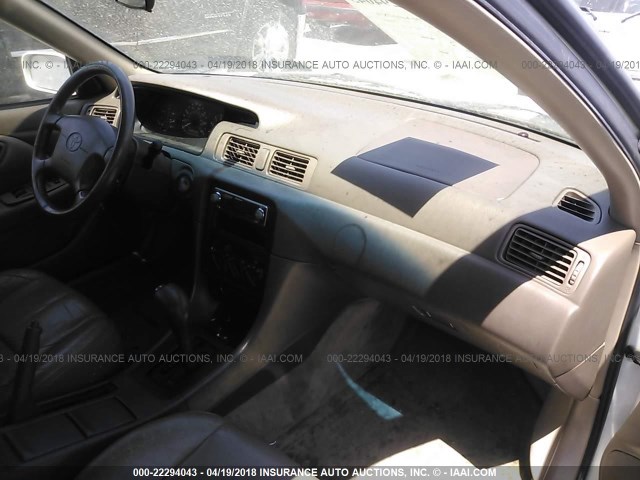 JT2BG28K2X0349797 - 1999 TOYOTA CAMRY LE/XLE Ақ фото 5