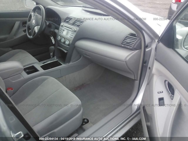 4T1BE46K49U372906 - 2009 TOYOTA CAMRY SE/LE/XLE SILVER photo 5