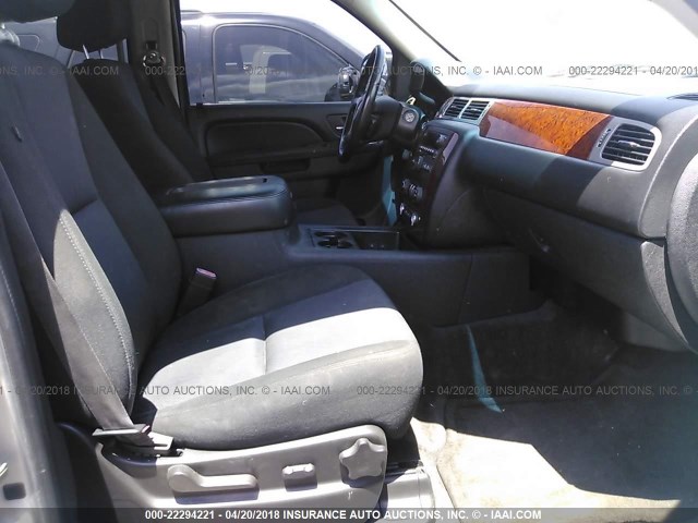 1GNSCAE05BR211604 - 2011 CHEVROLET TAHOE C1500  LS SILVER photo 5