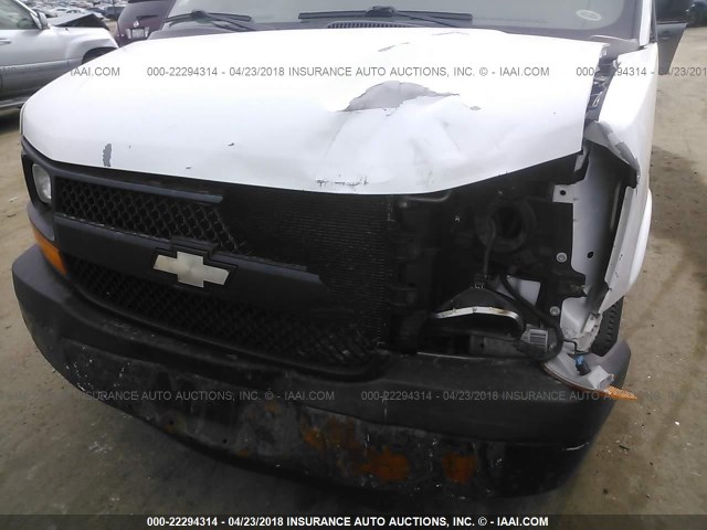 1GCGG25VX61230092 - 2006 CHEVROLET EXPRESS G2500  WHITE photo 6