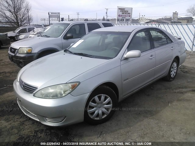 4T1BE32K75U022924 - 2005 TOYOTA CAMRY LE/XLE/SE SILVER photo 2