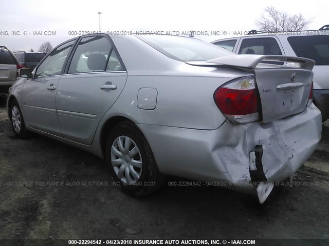 4T1BE32K75U022924 - 2005 TOYOTA CAMRY LE/XLE/SE SILVER photo 3