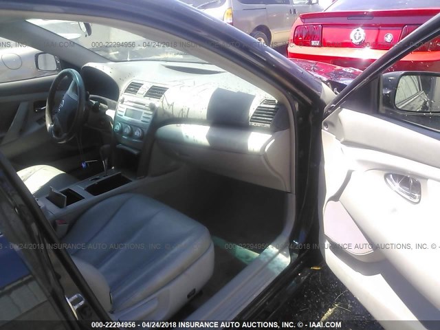 4T4BF3EK5BR212005 - 2011 TOYOTA CAMRY SE/LE/XLE BLACK photo 5