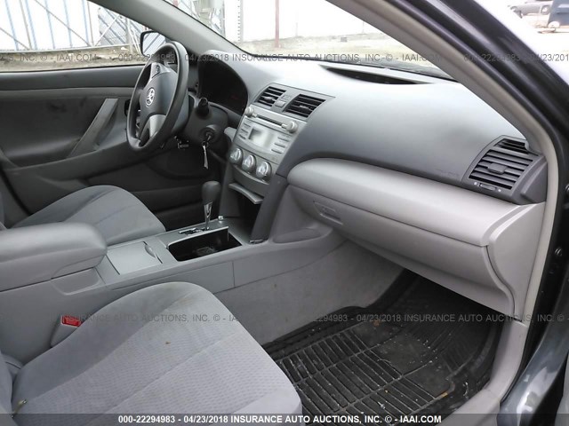 4T4BF3EK6BR117694 - 2011 TOYOTA CAMRY SE/LE/XLE 灰色 照片 5