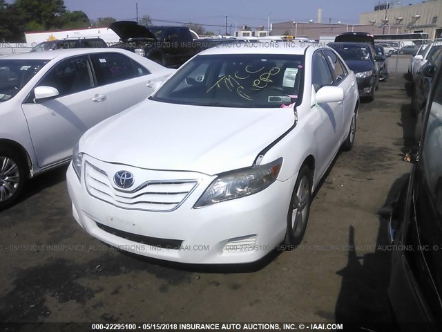 4T1BF3EK5BU714605 - 2011 TOYOTA CAMRY SE/LE/XLE WHITE photo 2
