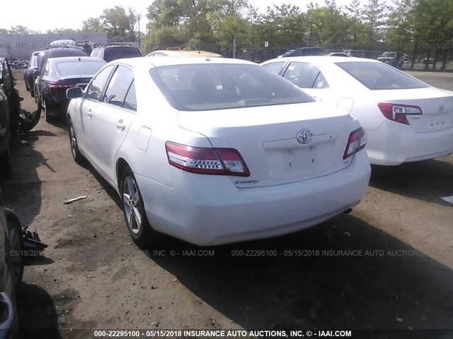 4T1BF3EK5BU714605 - 2011 TOYOTA CAMRY SE/LE/XLE WHITE photo 3