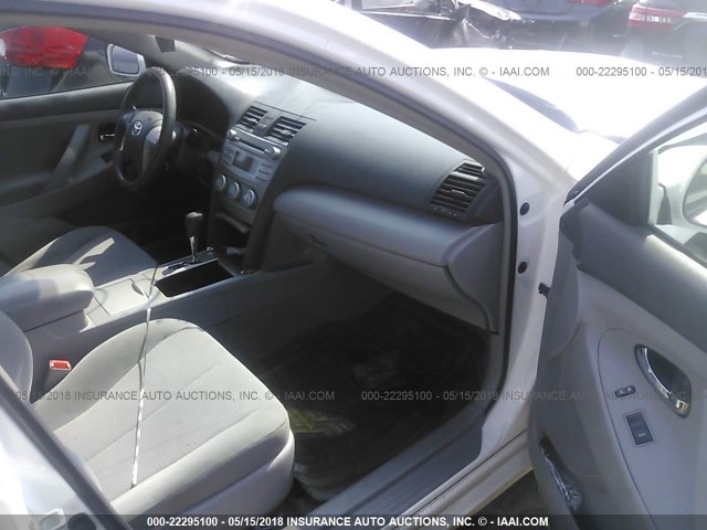 4T1BF3EK5BU714605 - 2011 TOYOTA CAMRY SE/LE/XLE WHITE photo 5
