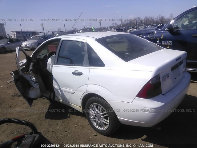 1FAFP34N57W131418 - 2007 FORD FOCUS ZX4/S/SE/SES WHITE photo 3