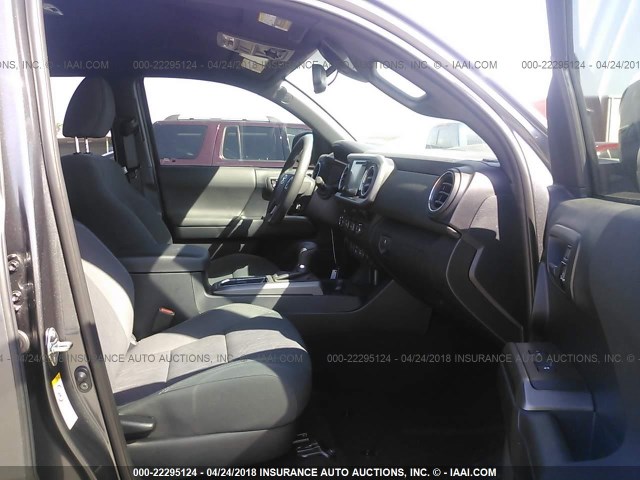 5TFCZ5AN6JX122350 - 2018 TOYOTA TACOMA DBL CAB/SR/TRDSPT/OR/PRO ნაცრისფერი ფოტო 5