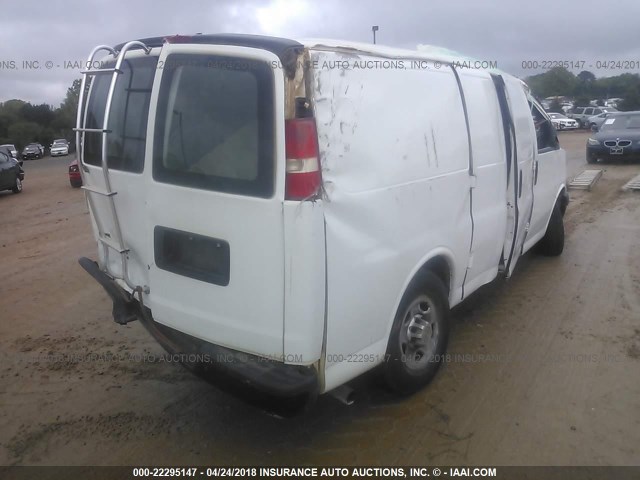 1GCWGFCA4B1187611 - 2011 CHEVROLET EXPRESS G2500  WHITE photo 4