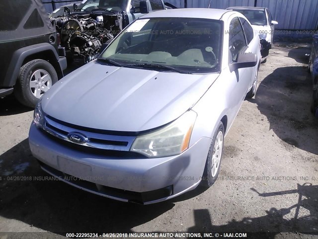 1FAHP32N58W187033 - 2008 FORD FOCUS S/SE SILVER photo 2