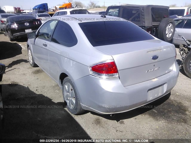 1FAHP32N58W187033 - 2008 FORD FOCUS S/SE SILVER photo 3