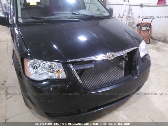 2A8HR44H28R631942 - 2008 CHRYSLER TOWN & COUNTRY LX BLACK photo 6