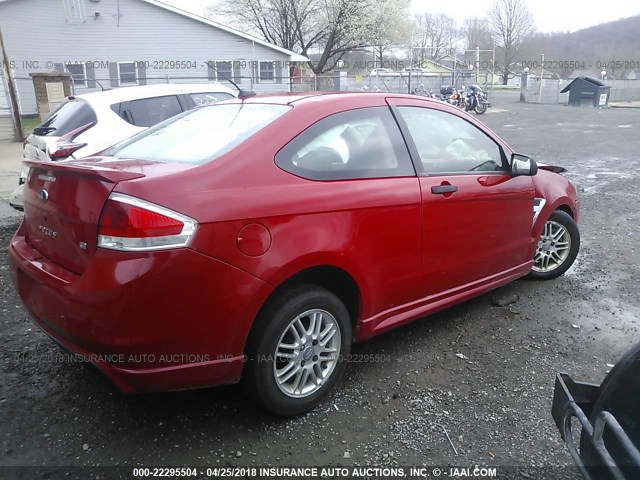 1FAHP33N78W159166 - 2008 FORD FOCUS SE/SEL/SES RED photo 4