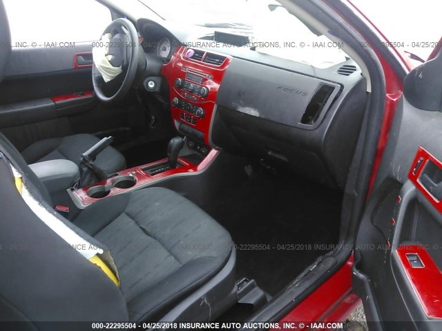 1FAHP33N78W159166 - 2008 FORD FOCUS SE/SEL/SES RED photo 5