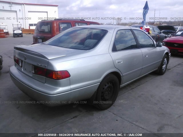 JT2BG22K1Y0469102 - 2000 TOYOTA CAMRY CE/LE/XLE SILVER photo 4