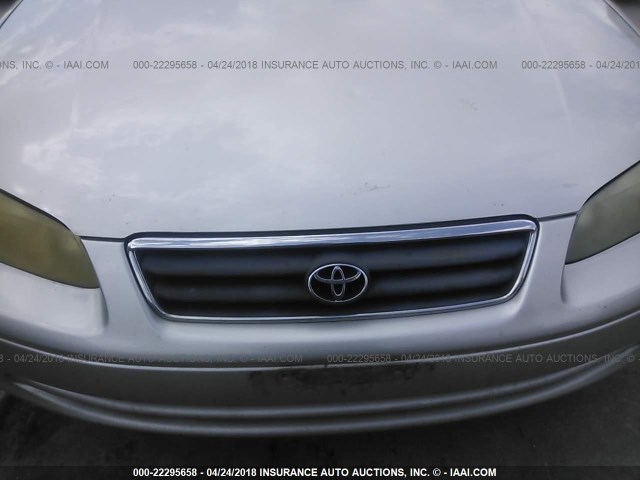 JT2BG22K1Y0469102 - 2000 TOYOTA CAMRY CE/LE/XLE SILVER photo 6