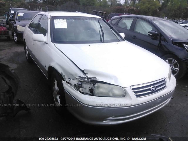 JT2BG28K010548547 - 2001 TOYOTA CAMRY LE/XLE WHITE photo 1