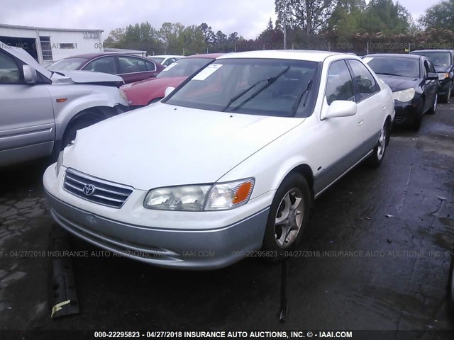 JT2BG28K010548547 - 2001 TOYOTA CAMRY LE/XLE WHITE photo 2