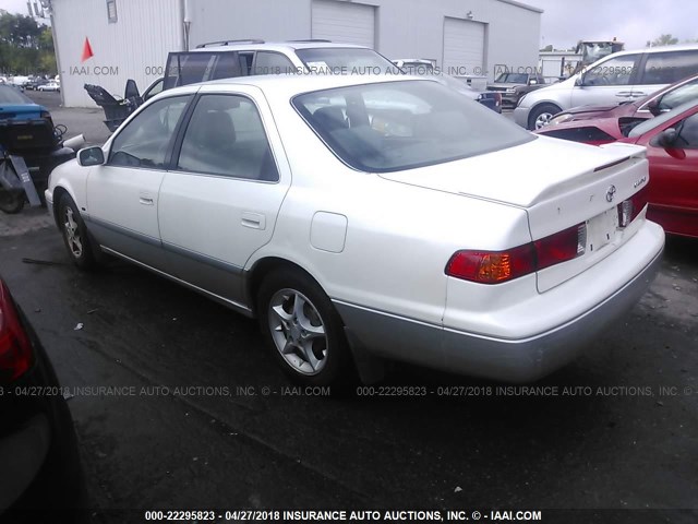 JT2BG28K010548547 - 2001 TOYOTA CAMRY LE/XLE WHITE photo 3