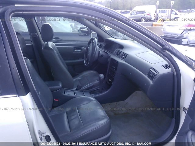 JT2BG28K010548547 - 2001 TOYOTA CAMRY LE/XLE WHITE photo 5