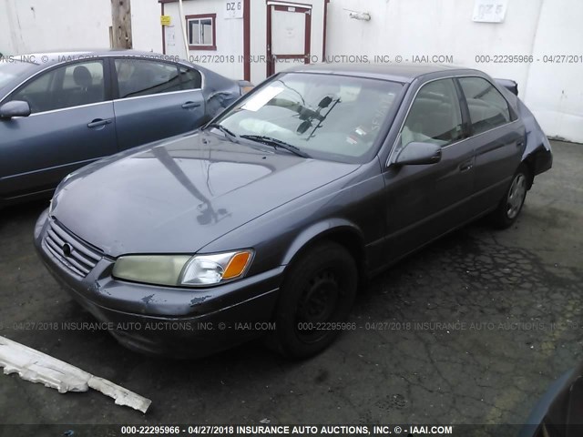 JT2BF22K6W0115432 - 1998 TOYOTA CAMRY CE/LE/XLE GRAY photo 2