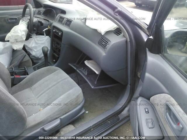 JT2BF22K6W0115432 - 1998 TOYOTA CAMRY CE/LE/XLE GRAY photo 5