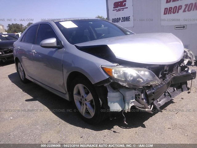 4T1BF1FKXCU039161 - 2012 TOYOTA CAMRY SE/LE/XLE SILVER photo 1