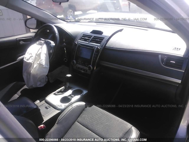 4T1BF1FKXCU039161 - 2012 TOYOTA CAMRY SE/LE/XLE SILVER photo 5