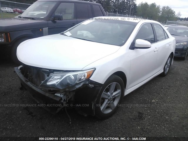4T1BF1FK2DU698921 - 2013 TOYOTA CAMRY L/SE/LE/XLE WHITE photo 2
