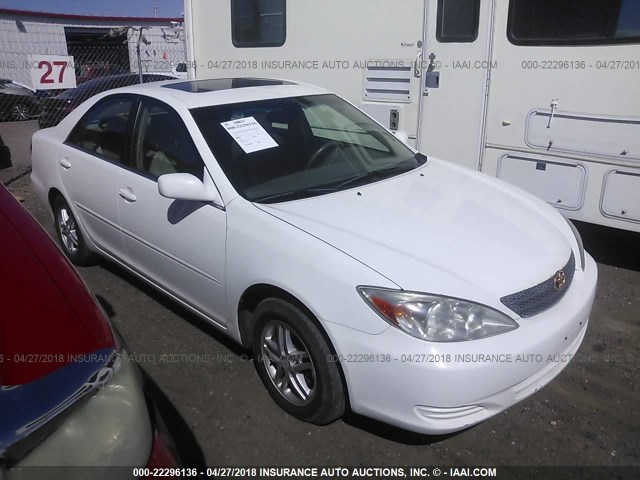 4T1BE32K12U020582 - 2002 TOYOTA CAMRY LE/XLE/SE WHITE photo 1