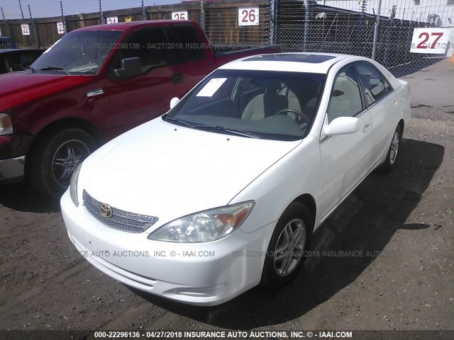 4T1BE32K12U020582 - 2002 TOYOTA CAMRY LE/XLE/SE WHITE photo 2