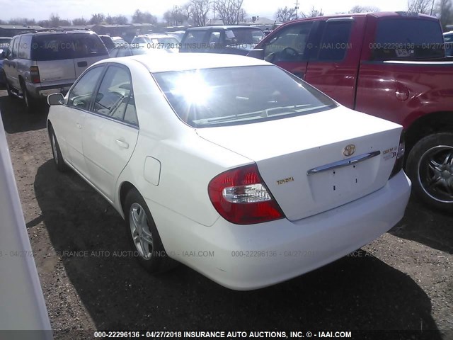 4T1BE32K12U020582 - 2002 TOYOTA CAMRY LE/XLE/SE WHITE photo 3