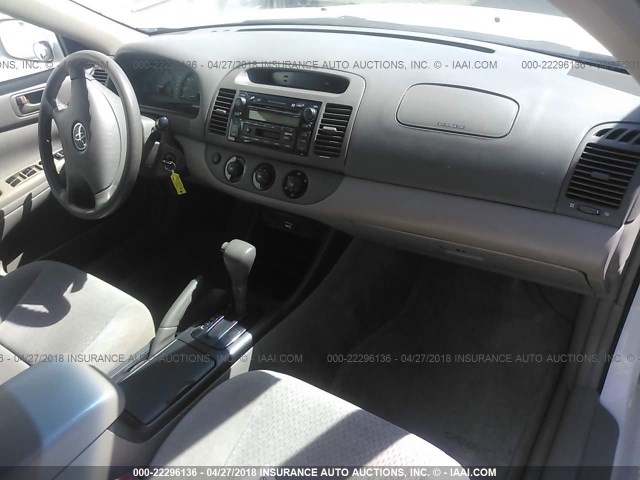 4T1BE32K12U020582 - 2002 TOYOTA CAMRY LE/XLE/SE WHITE photo 5